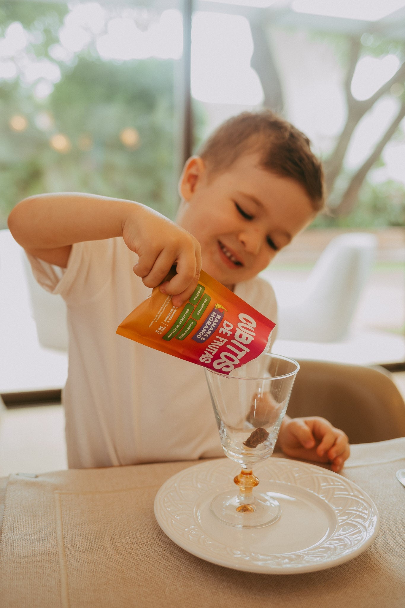"Mãe, o que você trouxe? Estou com fome!"